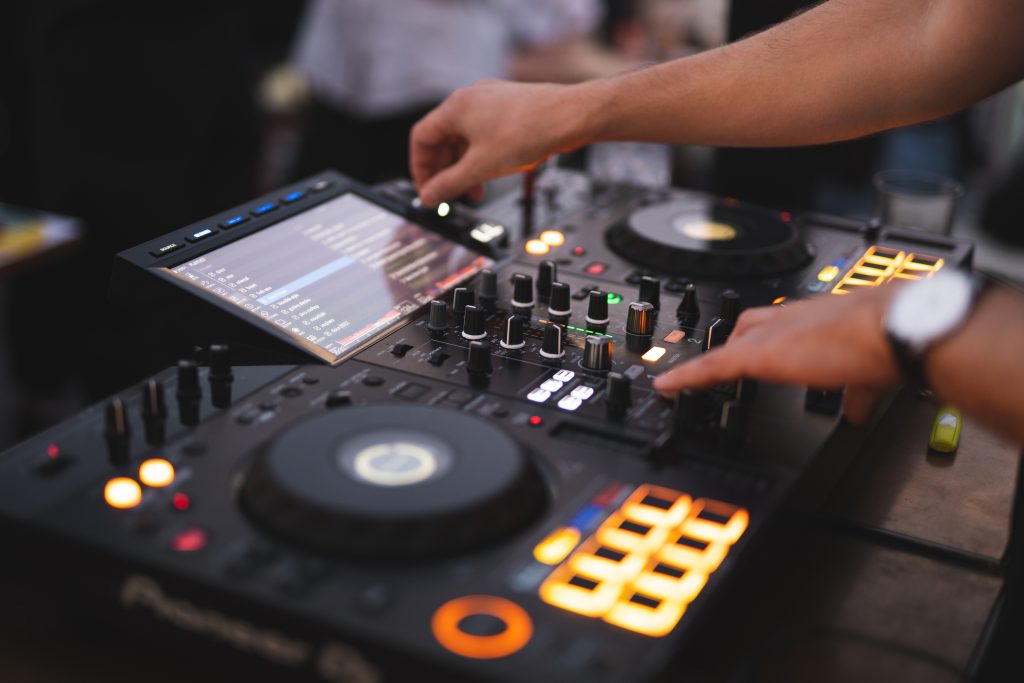 House music: origen, evolució i per què continua marcant les pistes de ball
